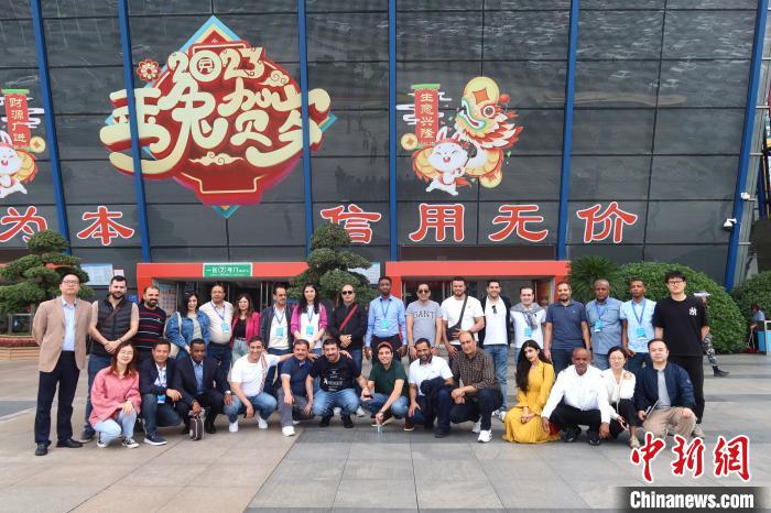 研修班學員走訪義烏國際商貿城?！《做?攝