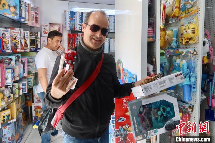 研修班學員在義烏購買玩具等小商品?！《做?攝