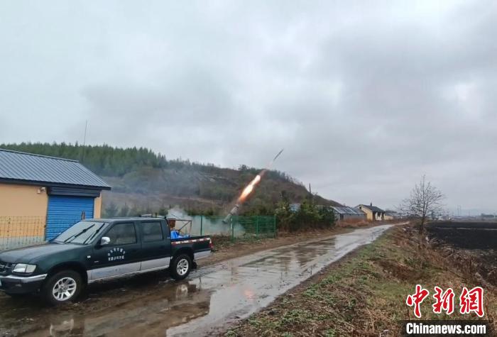 工作人員發(fā)射地面增雨火箭?！〖质∪斯び绊懱鞖廪k公室供圖