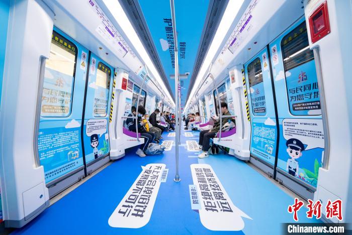 民眾乘坐廣西公安機關打擊和防范經(jīng)濟犯罪主題宣傳列車“經(jīng)偵號”?！V西公安廳供圖