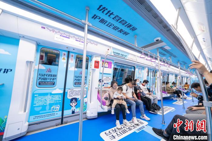 民眾乘坐廣西公安機關打擊和防范經(jīng)濟犯罪主題宣傳列車“經(jīng)偵號”?！V西公安廳供圖