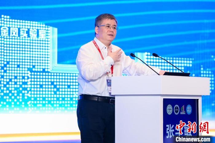 圖為中國科學(xué)院院士、國家生物醫(yī)學(xué)分析中心主任張學(xué)敏做主旨演講?！』顒又鬓k方供圖