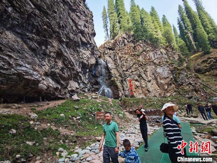 恰西景區(qū)內(nèi)古樹參天，綠水環(huán)繞。　閆文陸 攝