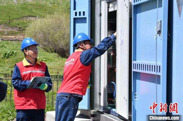 國網(wǎng)鞏留縣供電公司工作人員檢查新建400千伏安箱式變壓器?！∈瘧哑?攝