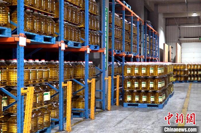 圖為西安愛菊糧油工業(yè)集團(tuán)油脂倉儲(chǔ)車間。　梅鐿瀧 攝