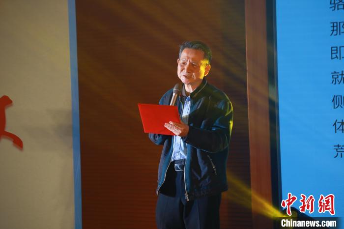 臺(tái)灣詩(shī)人白靈帶來(lái)了一首自創(chuàng)的詩(shī)歌《大戈壁》?！￠}南師范大學(xué)供圖