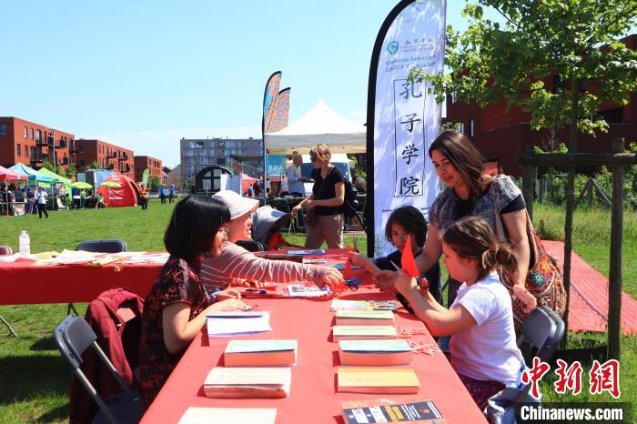 孩子們在工作坊學(xué)習(xí)剪紙?！◆斻肟鬃訉W(xué)院供圖