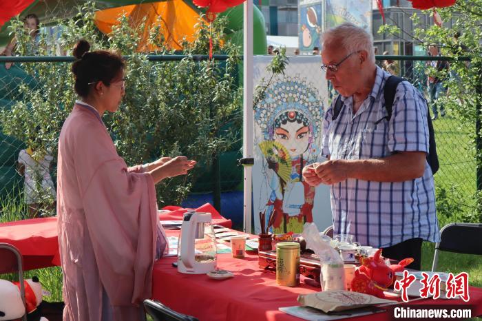 當(dāng)?shù)孛癖妳⒓又袊杞榻B和品茶活動?！◆斻肟鬃訉W(xué)院供圖