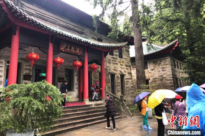 圖為在廬山抗戰(zhàn)博物館外，有不少等待參觀的游客?！蛆i泉 攝