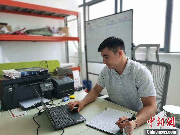 李浩宇正在辦公?！↑h田野 攝