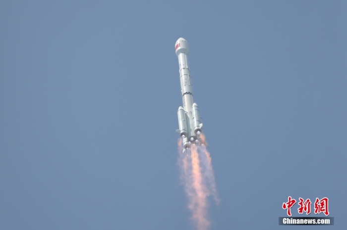 5月17日10時49分，我國在西昌衛(wèi)星發(fā)射中心用長征三號乙運載火箭，成功發(fā)射第五十六顆北斗導(dǎo)航衛(wèi)星。該衛(wèi)星屬地球靜止軌道衛(wèi)星，是我國北斗三號工程的首顆備份衛(wèi)星。入軌并完成在軌測試后，將接入北斗衛(wèi)星導(dǎo)航系統(tǒng)。此次發(fā)射是北斗三號工程高密度組網(wǎng)之后，時隔3年的首發(fā)任務(wù)。朱磊 攝