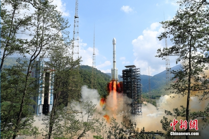 5月17日10時49分，我國在西昌衛(wèi)星發(fā)射中心用長征三號乙運載火箭，成功發(fā)射第五十六顆北斗導(dǎo)航衛(wèi)星。該衛(wèi)星屬地球靜止軌道衛(wèi)星，是我國北斗三號工程的首顆備份衛(wèi)星。入軌并完成在軌測試后，將接入北斗衛(wèi)星導(dǎo)航系統(tǒng)。此次發(fā)射是北斗三號工程高密度組網(wǎng)之后，時隔3年的首發(fā)任務(wù)。楊志遠 攝