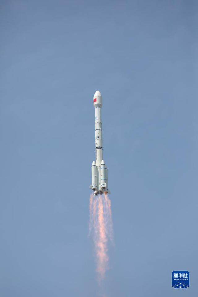 5月17日10時49分，我國在西昌衛(wèi)星發(fā)射中心用長征三號乙運載火箭，成功發(fā)射第56顆北斗導(dǎo)航衛(wèi)星。新華社發(fā)（朱磊 攝）
