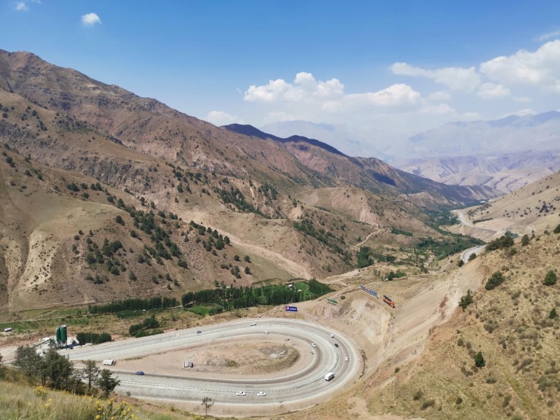 這張拍攝于2019年8月7日的資料照片顯示的是烏茲別克斯坦境內(nèi)的中吉烏國(guó)際道路。（圖源：新華網(wǎng)）