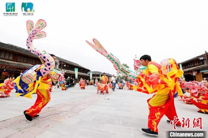 圖為和順古鎮(zhèn)外的精彩表演 云南省文旅廳供圖 圖為和順古鎮(zhèn)外的精彩表演 云南省文旅廳供圖