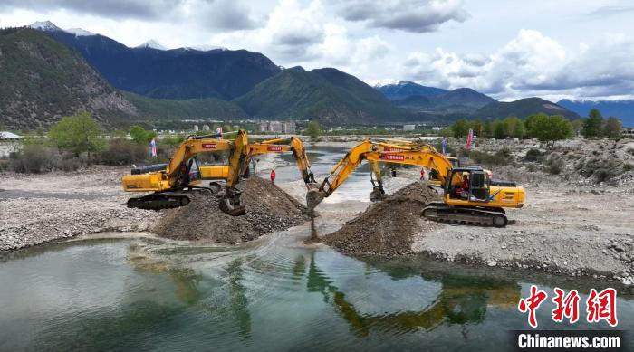 圖為演習中開挖泄洪槽?！∥慕?攝