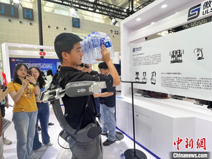 能舉重物、能做營(yíng)銷、能送外賣……各類特色機(jī)器人亮相第七屆世界智能大會(huì)