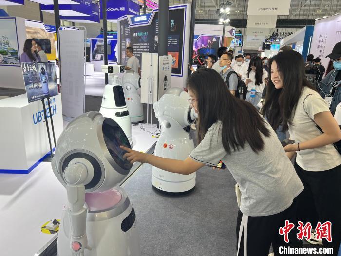 觀眾與參展企業(yè)的機(jī)器人互動(dòng)?！⊥蹙?攝