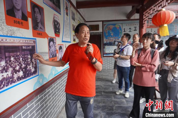 朱天才向兩岸媒體介紹太極拳的發(fā)展歷程?！№n章云 攝