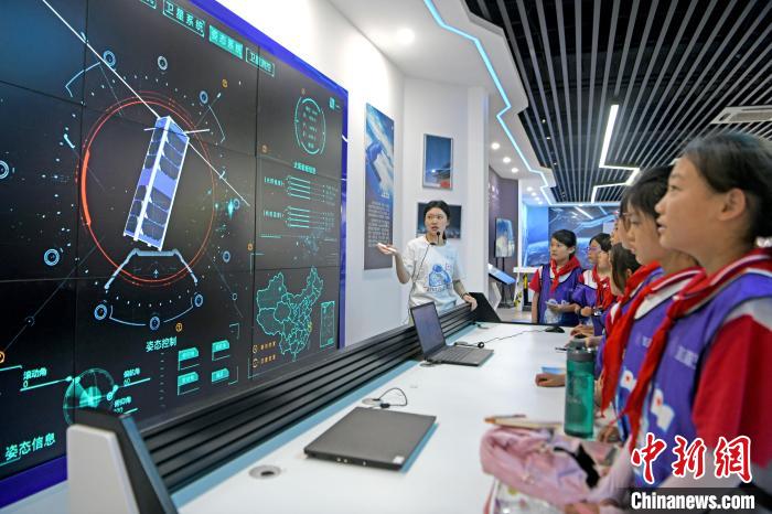 學生們走進淮南市水滴空間勞動教育科創(chuàng)基地，學習航天知識?！￡惐?攝