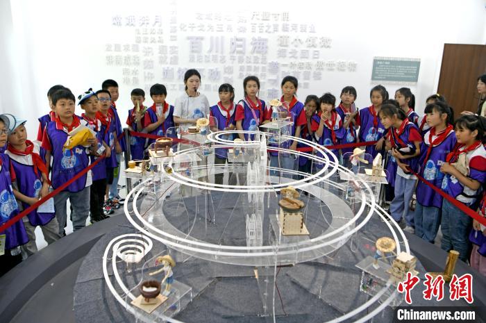 學生們走進淮南市水滴空間勞動教育科創(chuàng)基地非遺館，通過模型了解淮南傳統(tǒng)豆腐制作技藝?！￡惐?攝