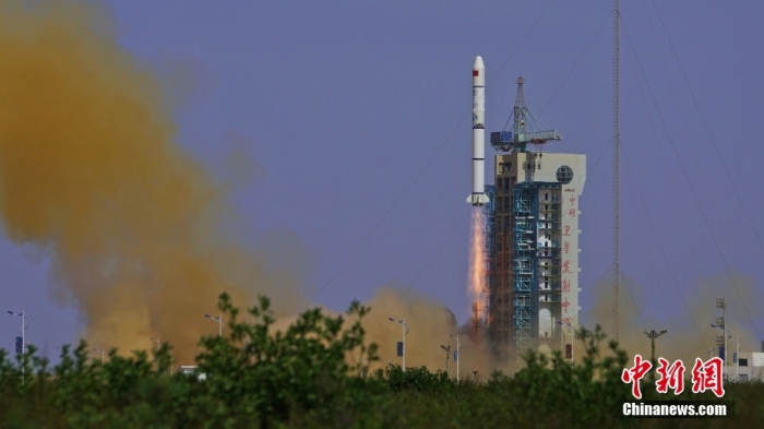 5月21日16時(shí)00分，我國(guó)在酒泉衛(wèi)星發(fā)射中心采用長(zhǎng)征二號(hào)丙運(yùn)載火箭，成功發(fā)射首顆內(nèi)地與澳門合作研制的空間科學(xué)衛(wèi)星“澳門科學(xué)一號(hào)”。該衛(wèi)星作為國(guó)際首顆低緯度地磁場(chǎng)與空間環(huán)境的科學(xué)探測(cè)衛(wèi)星，國(guó)內(nèi)地球磁場(chǎng)探測(cè)精度最高的衛(wèi)星，將顯著提高我國(guó)空間磁測(cè)技術(shù)水平。 
此次任務(wù)是長(zhǎng)征系列運(yùn)載火箭第474次發(fā)射。王衡 攝