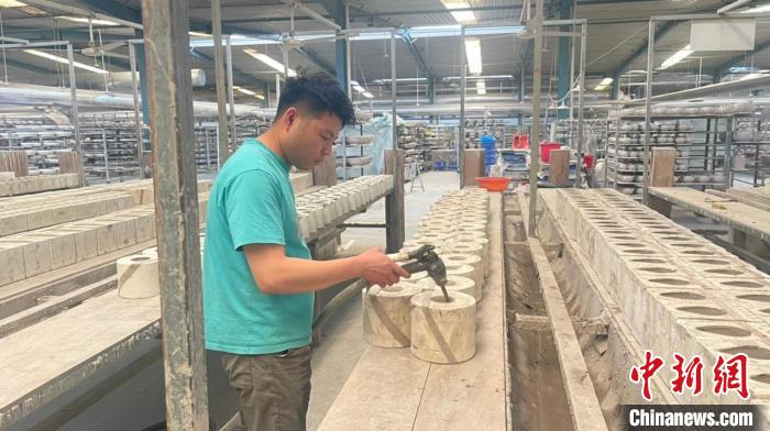 倒?jié){厚度影響瓷器燒制出來的形狀樣式，注漿需手工操作，按照品種的重量控制好產(chǎn)品的薄厚度?！铎o 攝
