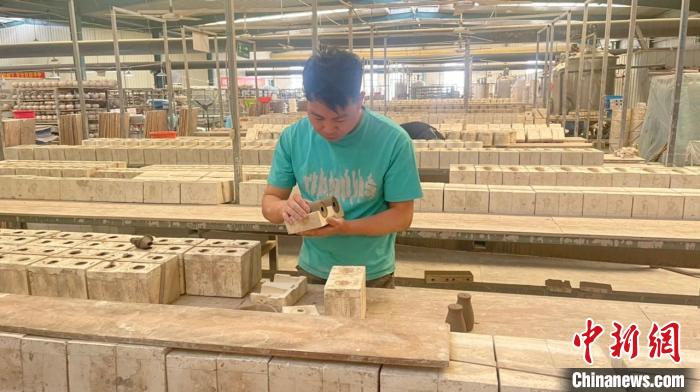 脫模取坯時要控制好坯體的干濕度，輕拿輕放，防止坯體變形?！铎o 攝