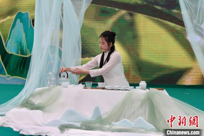 圖為首屆“茶圣杯”廬山云霧茶技能大賽現(xiàn)場，選手自創(chuàng)場景展示茶藝?！⑷粞?攝