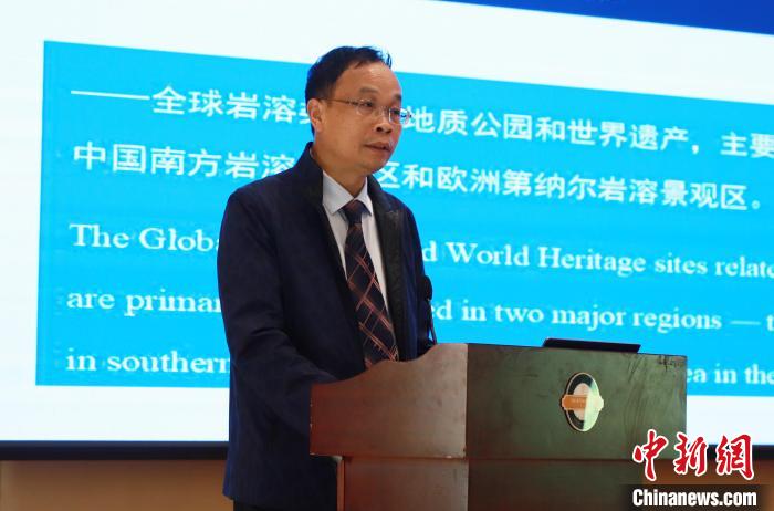 圖為中國地質(zhì)調(diào)查局巖溶地質(zhì)研究所副總工程師、研究員陳偉海在培訓(xùn)班上授課?！∥渎^(qū)委宣傳部供圖