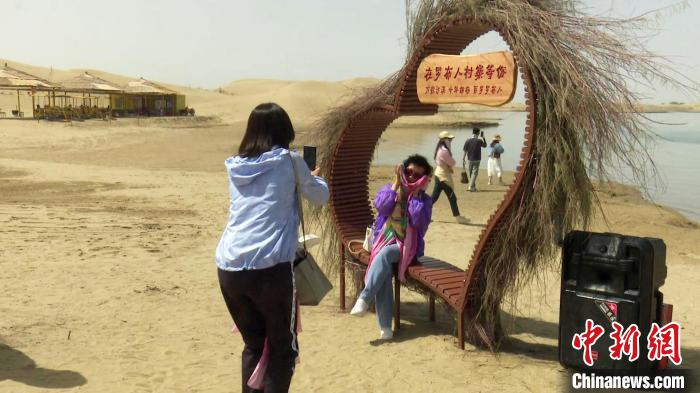 游客感受大漠風(fēng)光、體驗(yàn)羅布文化?！⊥糁均i 攝