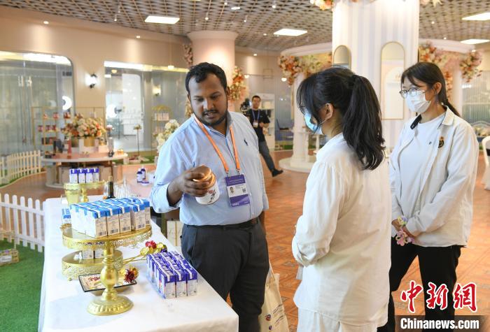 外籍采購商(左)了解中東歐產(chǎn)品。　王剛 攝