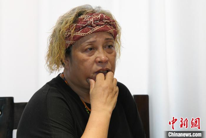 圖為連美惠在接受記者采訪時(shí)，說起與覃秀卿相處的往事眼含淚水?！≡S耀藝 攝