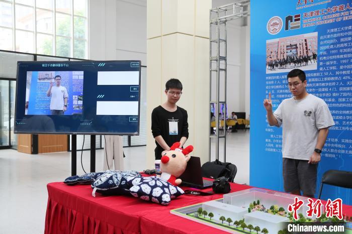 圖為招聘會(huì)現(xiàn)場(chǎng)?！√旖蚴袣埪?lián)供圖