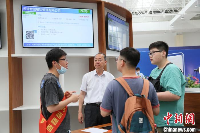 圖為招聘會(huì)現(xiàn)場(chǎng)?！√旖蚴袣埪?lián)供圖