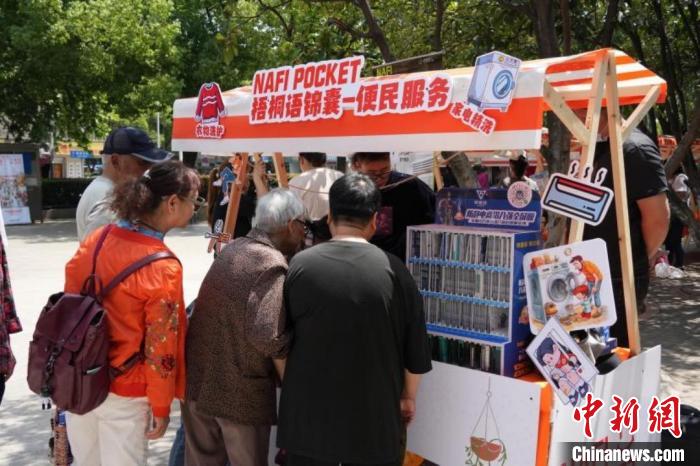 “梧桐語”小型城市客廳作為公益場所，還提供手機(jī)維修、洗衣洗鞋等便民服務(wù)?！≈煊詈?攝