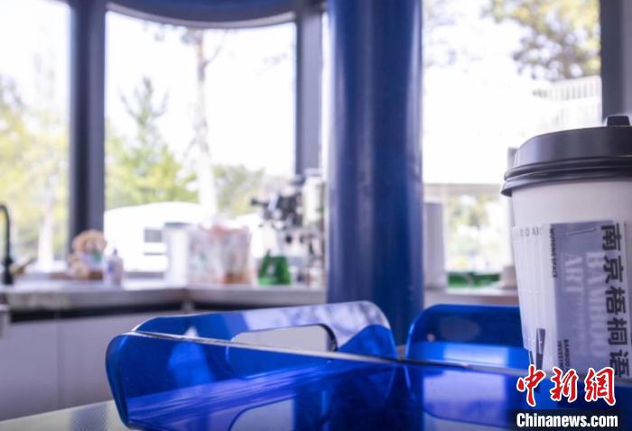 “梧桐語”小型城市客廳是集文化展示、便民服務(wù)、公益活動等功能于一體的“城市窗口”。　朱宇恒 攝