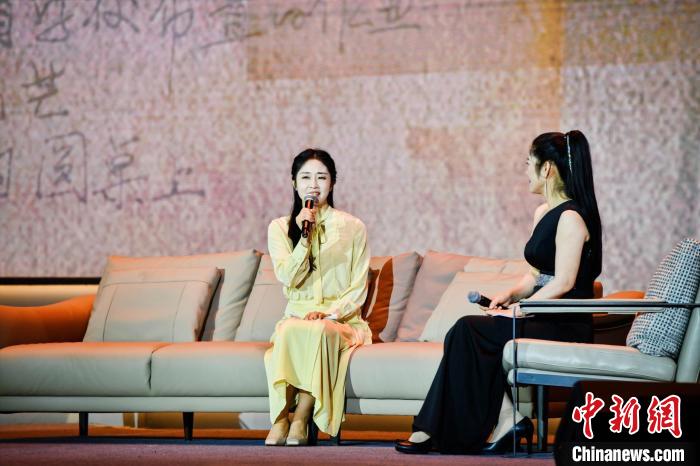 葉夢(mèng)雨(左)講述父親的詩歌人生?！⊥]宣傳部 供圖