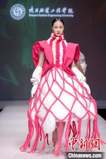 以“遺·跡” 為主題的“陜西非遺文化”專題服裝展演作品驚艷2023中國(guó)國(guó)際大學(xué)生時(shí)裝周?！≈袊?guó)國(guó)際大學(xué)生時(shí)裝周組委會(huì) 攝