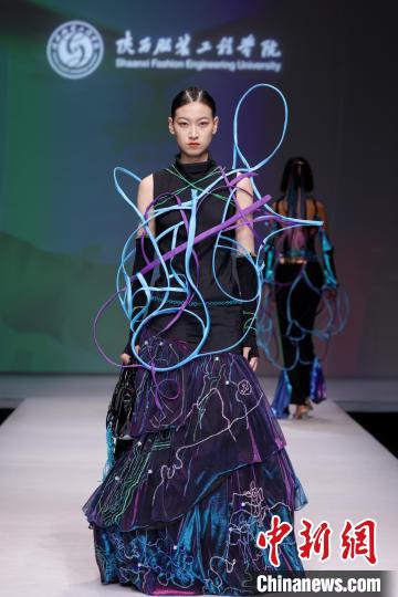 以“遺·跡” 為主題的“陜西非遺文化”專題服裝展演作品驚艷2023中國(guó)國(guó)際大學(xué)生時(shí)裝周?！≈袊?guó)國(guó)際大學(xué)生時(shí)裝周組委會(huì) 攝