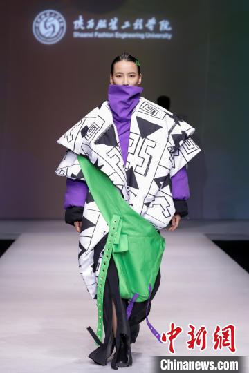 以“遺·跡” 為主題的“陜西非遺文化”專題服裝展演作品驚艷2023中國(guó)國(guó)際大學(xué)生時(shí)裝周。　中國(guó)國(guó)際大學(xué)生時(shí)裝周組委會(huì) 攝