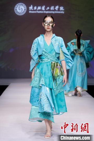 以“遺·跡” 為主題的“陜西非遺文化”專題服裝展演作品驚艷2023中國(guó)國(guó)際大學(xué)生時(shí)裝周?！≈袊?guó)國(guó)際大學(xué)生時(shí)裝周組委會(huì) 攝