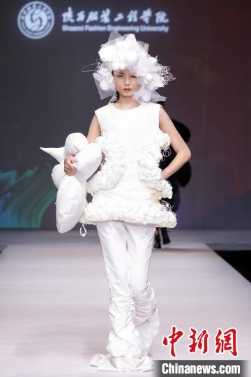 以“遺·跡” 為主題的“陜西非遺文化”專題服裝展演作品驚艷2023中國(guó)國(guó)際大學(xué)生時(shí)裝周?！≈袊?guó)國(guó)際大學(xué)生時(shí)裝周組委會(huì) 攝