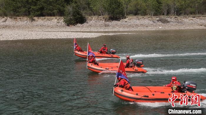 圖為正在進(jìn)行橫向編隊訓(xùn)練?！×种ナ猩窒乐ш牴﹫D