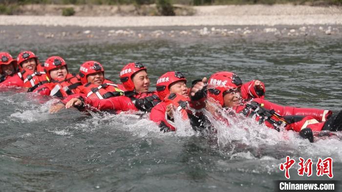 圖為正在進(jìn)行團(tuán)隊漂流訓(xùn)練?！×种ナ猩窒乐ш牴﹫D