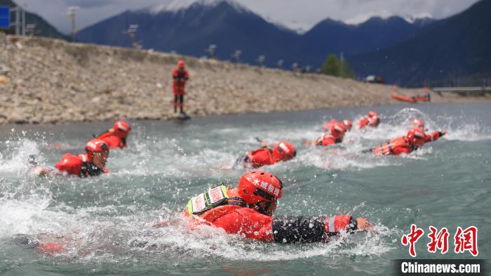 圖為指戰(zhàn)員正在進(jìn)行攻擊式訓(xùn)練?！×种ナ猩窒乐ш牴﹫D