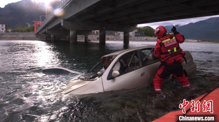 圖為正在營救被困人員?！×种ナ猩窒乐ш牴﹫D