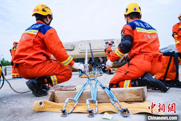 圖為交通事故救援演練現(xiàn)場?！∩虾Ｊ行靺R區(qū)消防救援支隊(duì)供圖