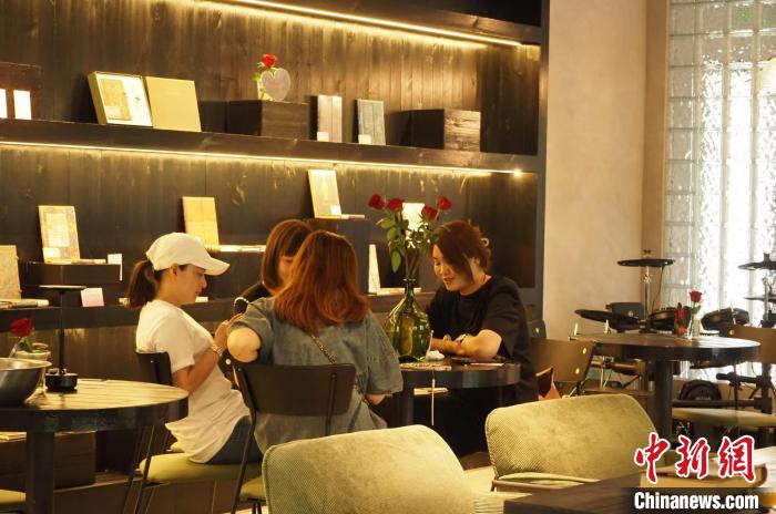 “是啡”咖啡館一景?！∏f源供圖