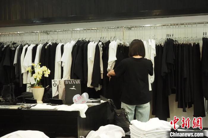 羅丹在村里的服裝店?！∏f源供圖